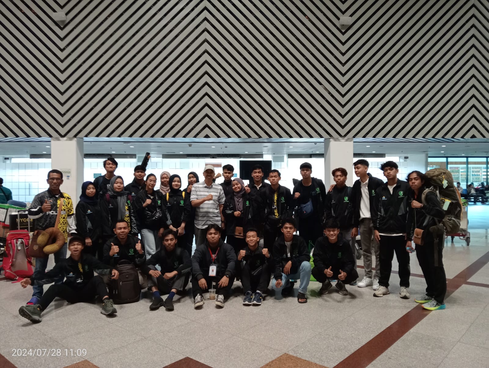 kontingen foto bareng direktur di bandara surabaya