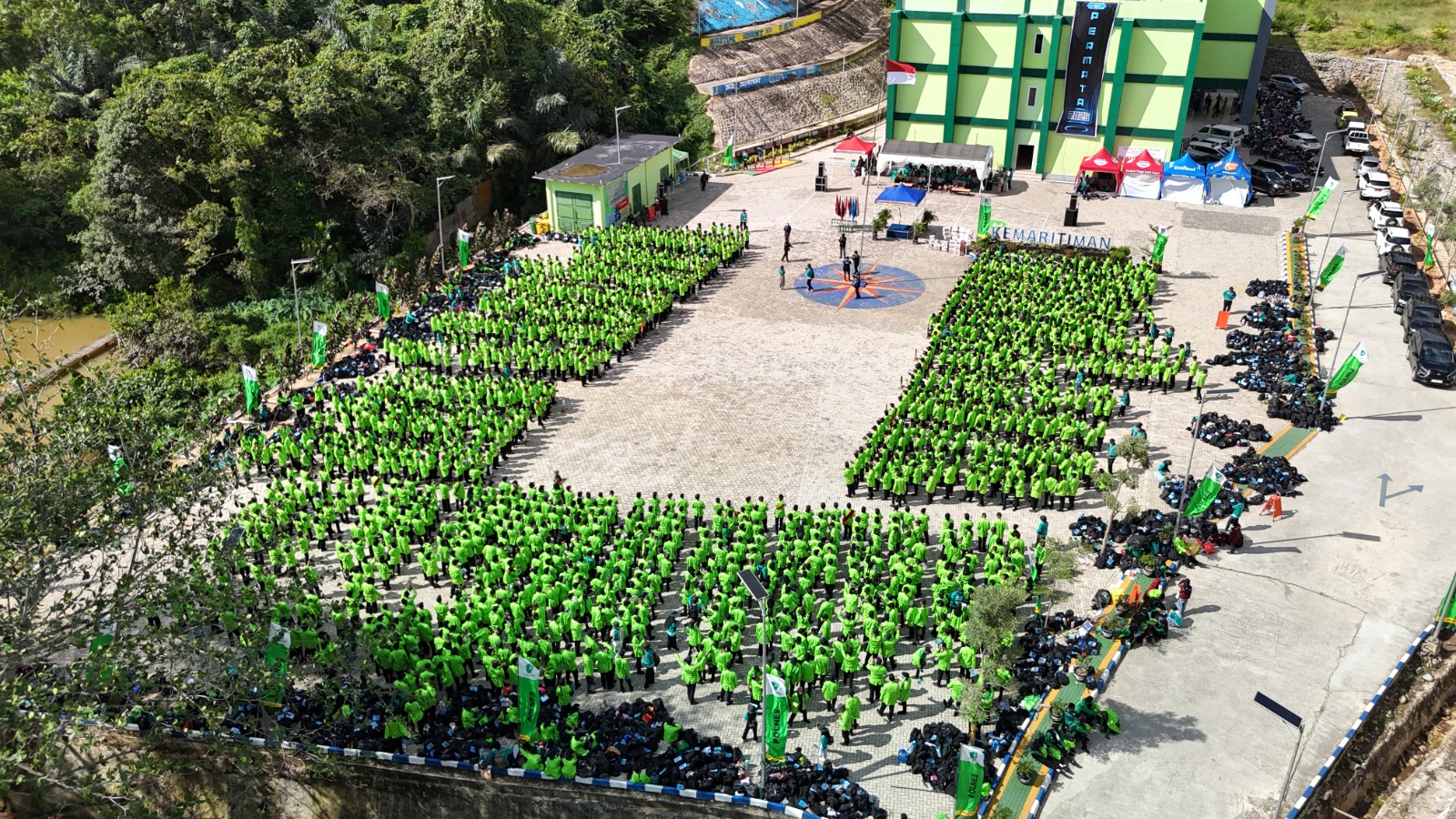 mahasiswa baru polnes setelah di kukuhkan 2025