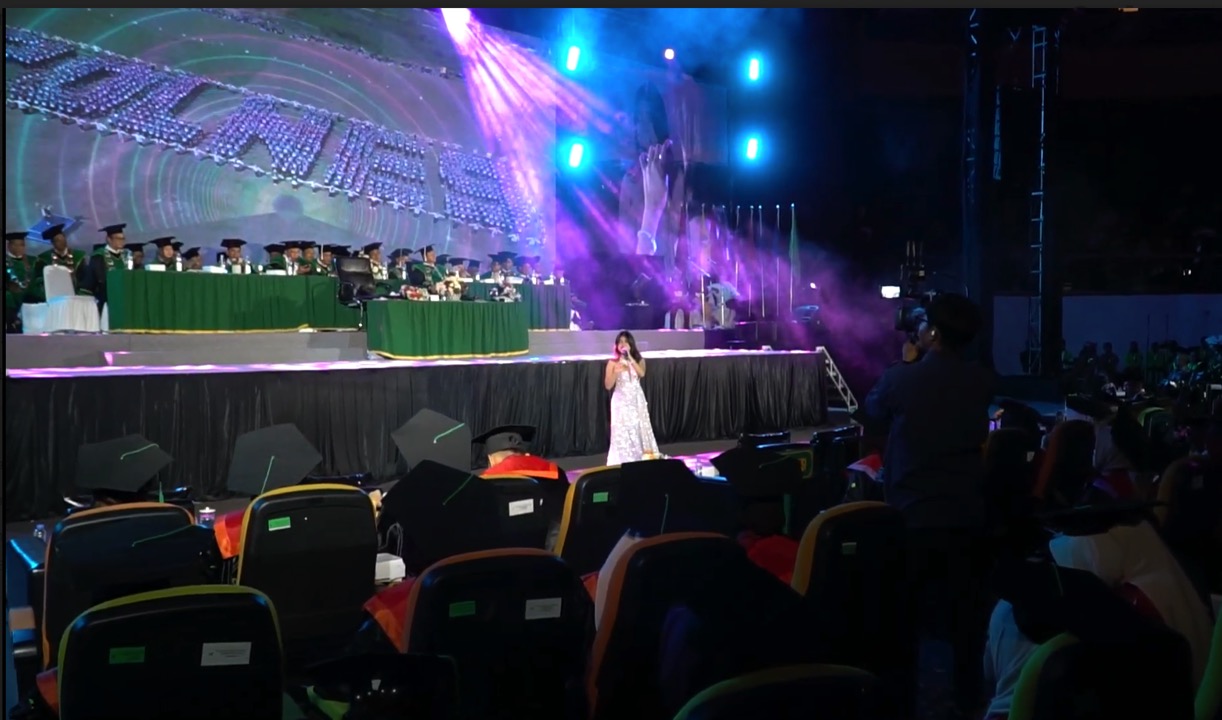syarla perform di wisuda polnes 2025