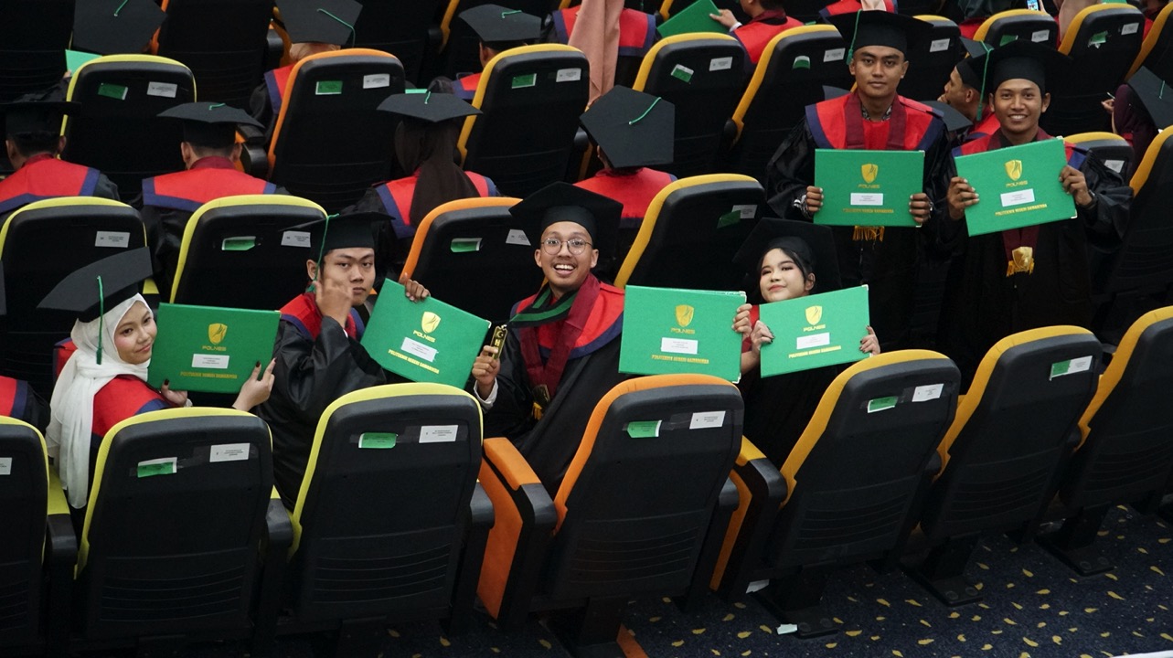 wisudawan polnes 2025