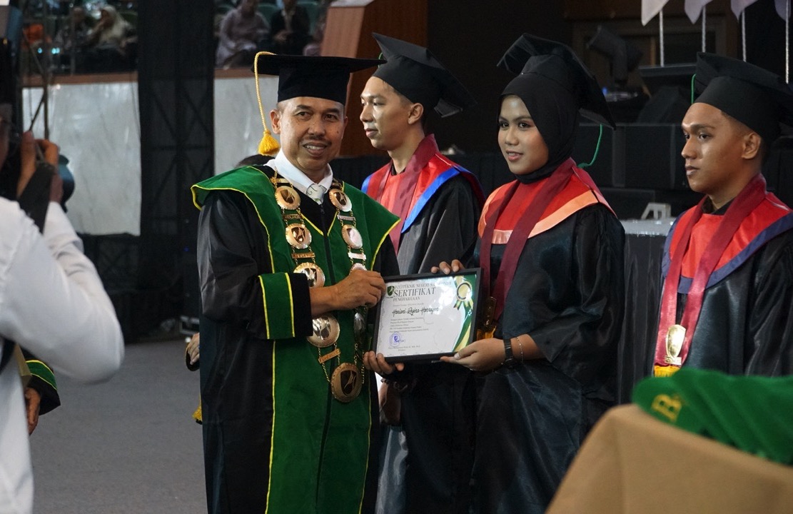 wisudawan terbaik polnes 2025