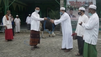 Idul Adha 2020, Direktur Polnes serahkan 6 ekor sapi kurban kepada pengurus Masjid Addinur Rasyid.
