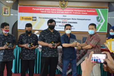 Saaah...! PT Trakindo Utama Serahkan Piala JUARA UMUM K3TAB 3 Kali Berturut-Turut Kepada POLNES